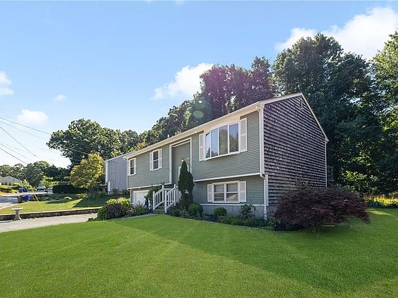 3rd image of 3 Oakridge Dr