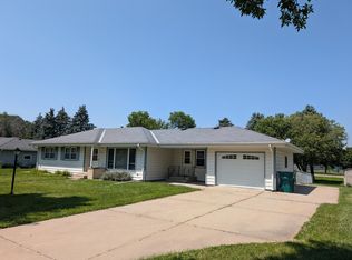 209 Hillcrest Way, Le Sueur, MN 56058