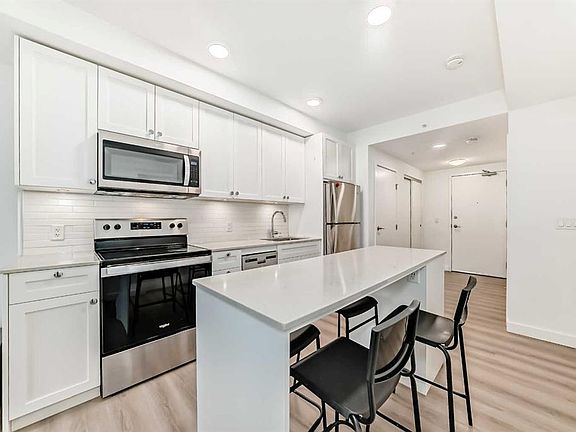 4th image of 123 E 4th St NE #503