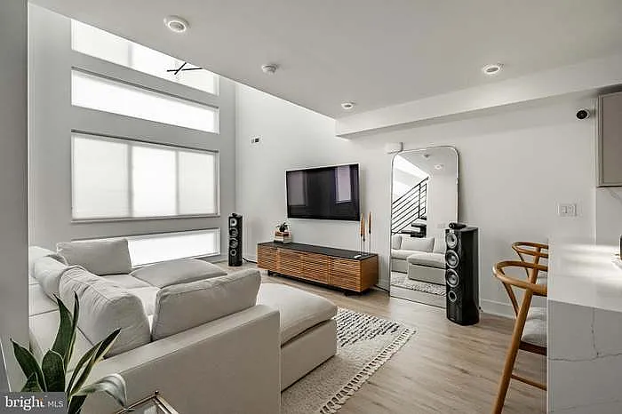3 bed, 2.5 bath, 2100 sqft, $4,200 — Photo 2