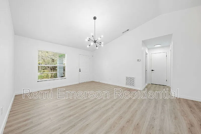 5 bed, 3.0 bath, 2500 sqft, $2,600 — Photo 3