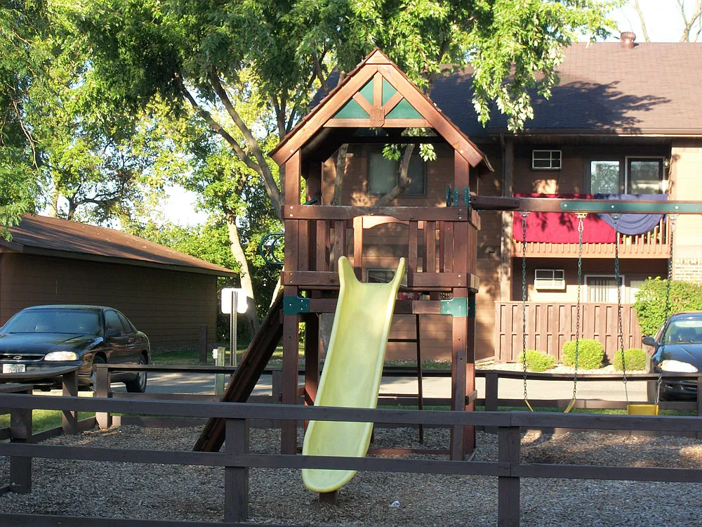Creekside Apartments — Photo 2