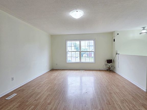 3rd image of 322 Fleming Dr