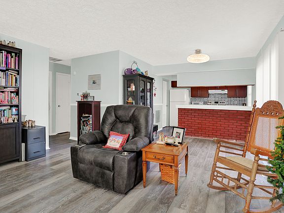 3rd image of 7841 Fennway Ave