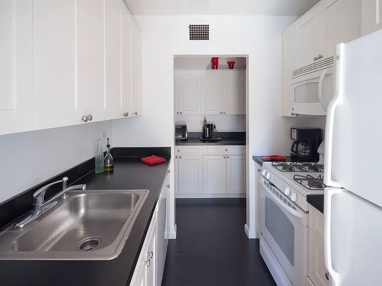 136 E 56th St #14D — Photo 4