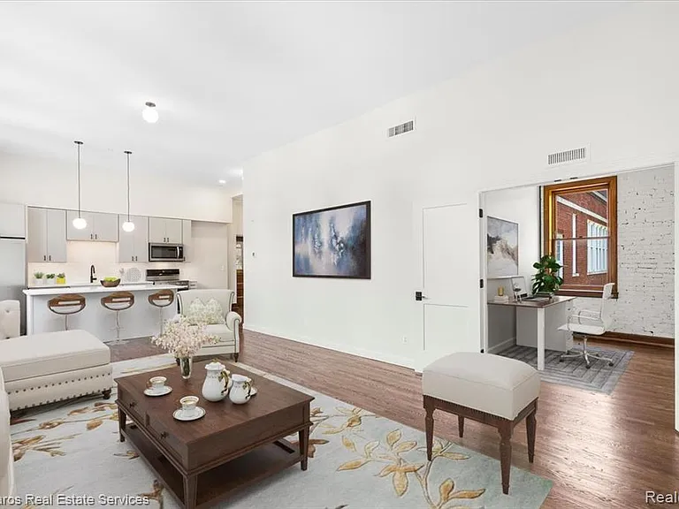 389 Saint Clair St #305 — Photo 6