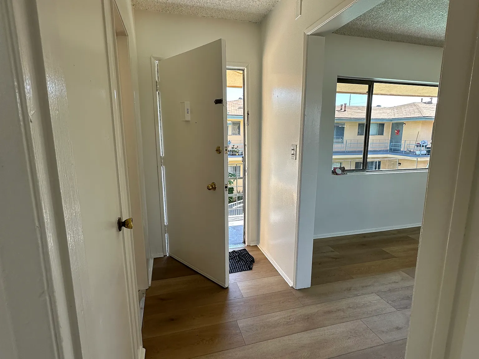 1 bed, 1000 sqft, $1,929 — Photo 2