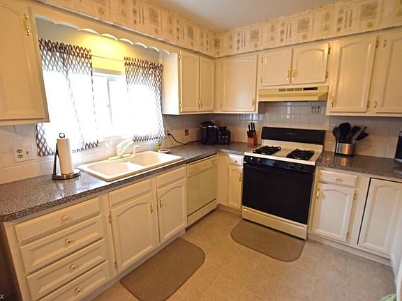 3rd image of 867 Deborah Dr