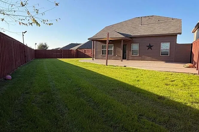 5 bed, 2390 sqft, $4,750 — Photo 3