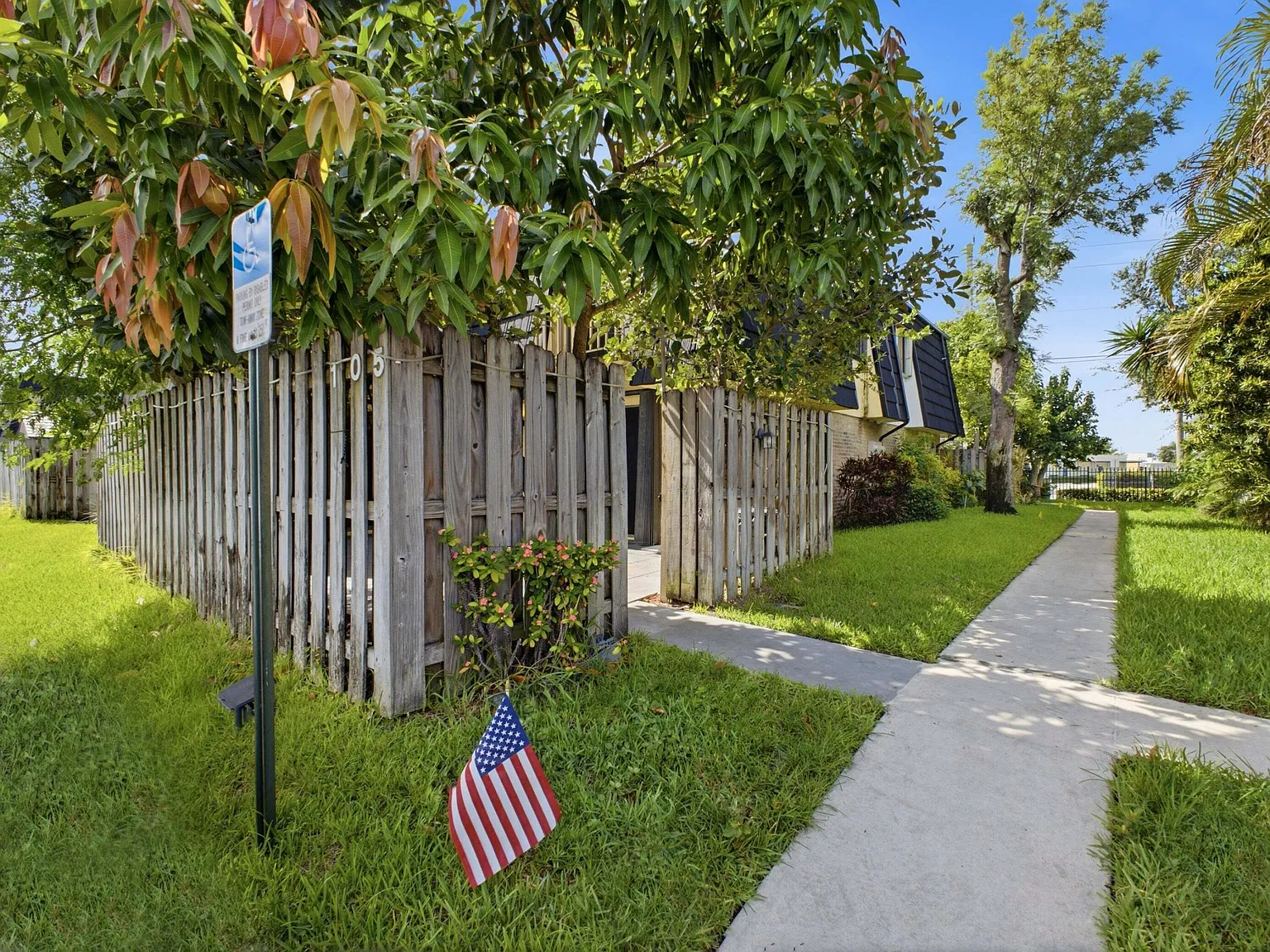 3 bed, 2.5 bath, 1722 sqft, $2,600 — Photo 2