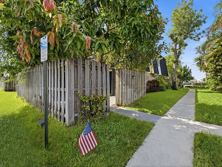 105 Woodland Rd — Photo 2