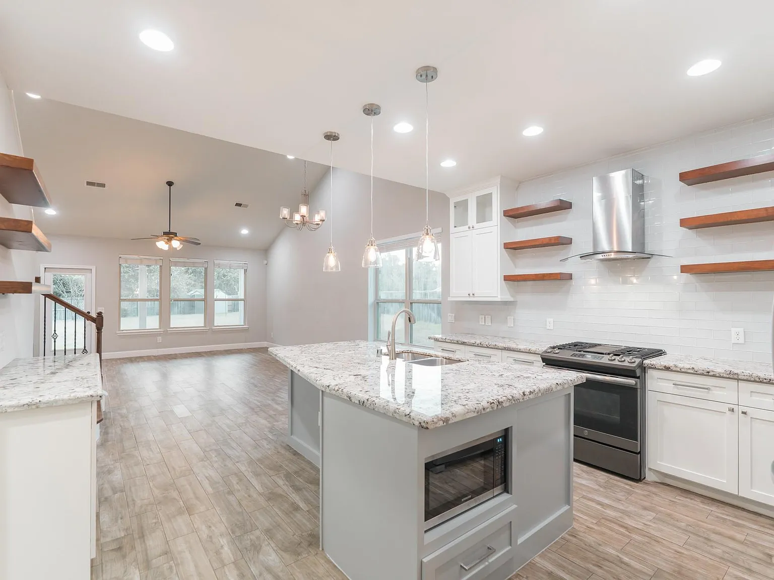 4 bed, 2.5 bath, 2745 sqft, $3,400 — Photo 2