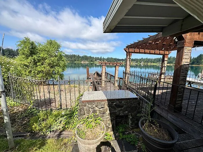 4 bed, 2.0 bath, 2100 sqft, $3,000 — Photo 2