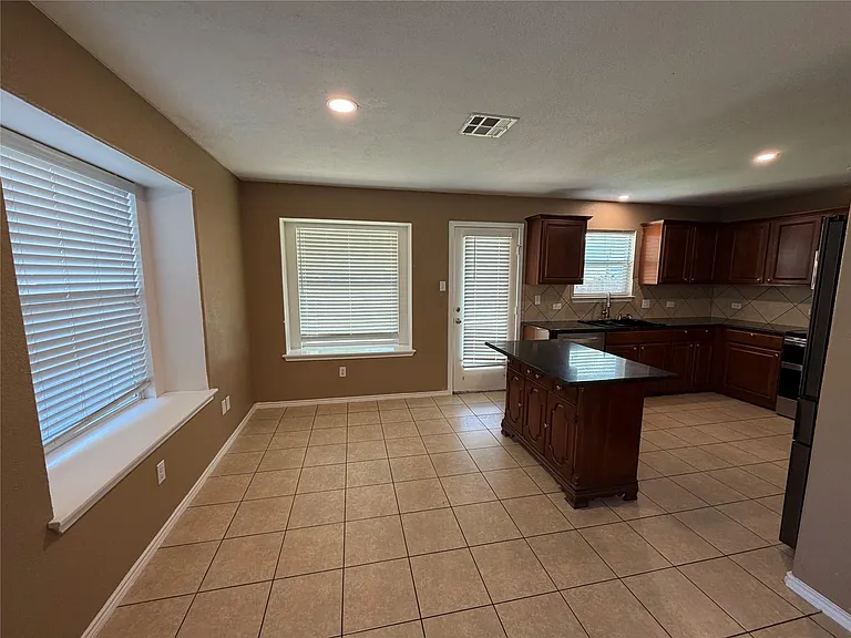 904 Gentry Dr — Photo 4