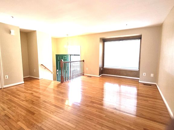4th image of 940 Newington Ct