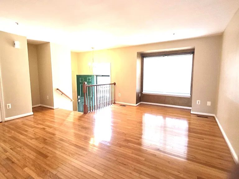 940 Newington Ct — Photo 4