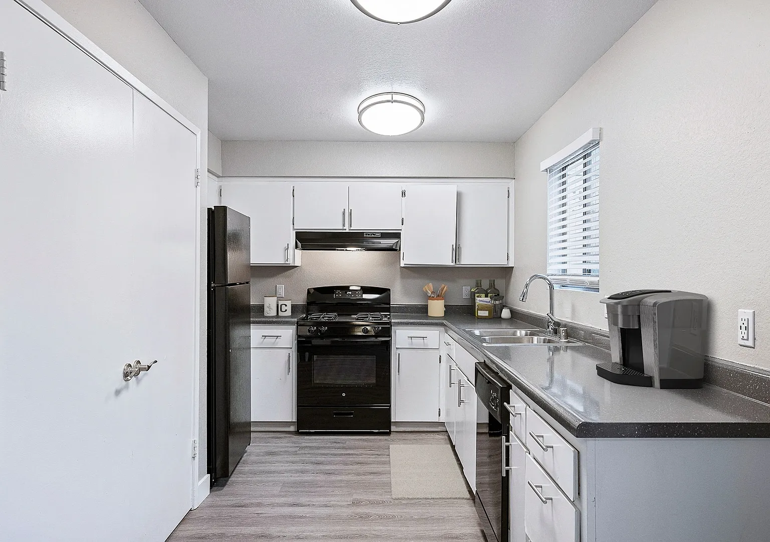 Oak Park Townhomes — Photo 3