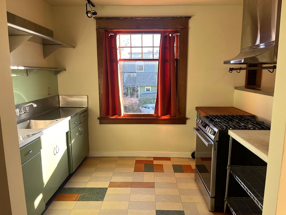 Full kitchen with brand new gas stove/oven