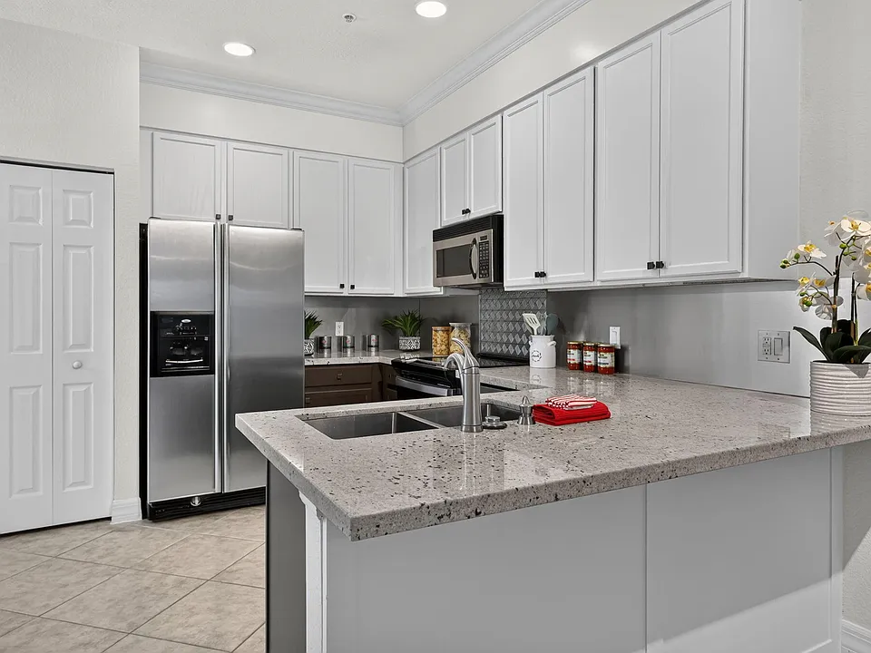 290 NE 5th Ave #4