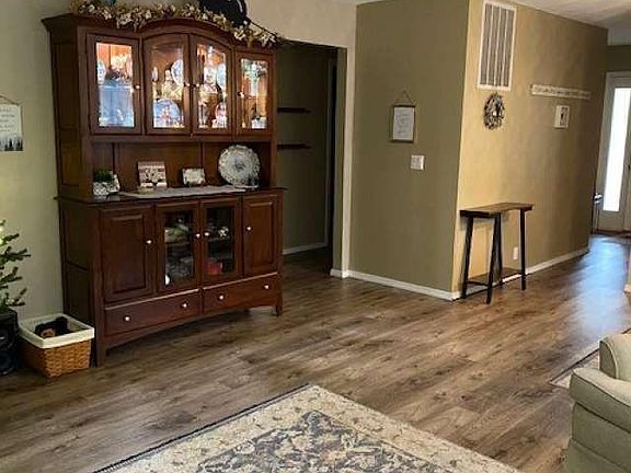 4th image of 8 Lindsay Ln