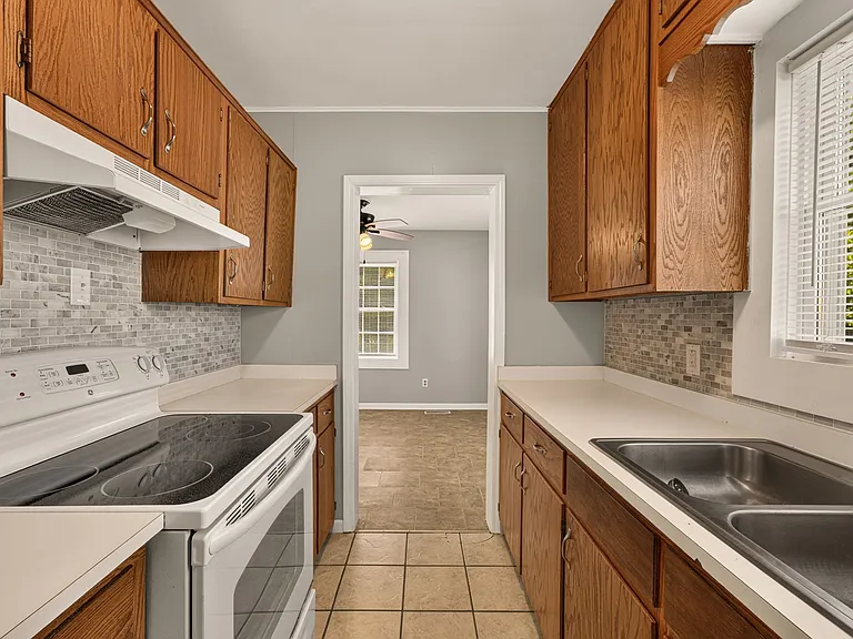 1404 E Elm St — Photo 11