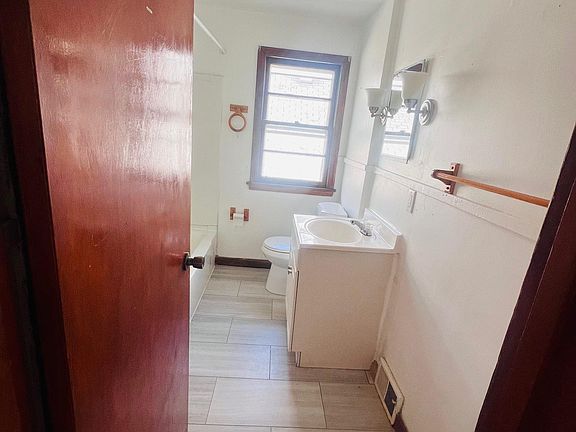 3rd image of 2610 Walnut Ave #2