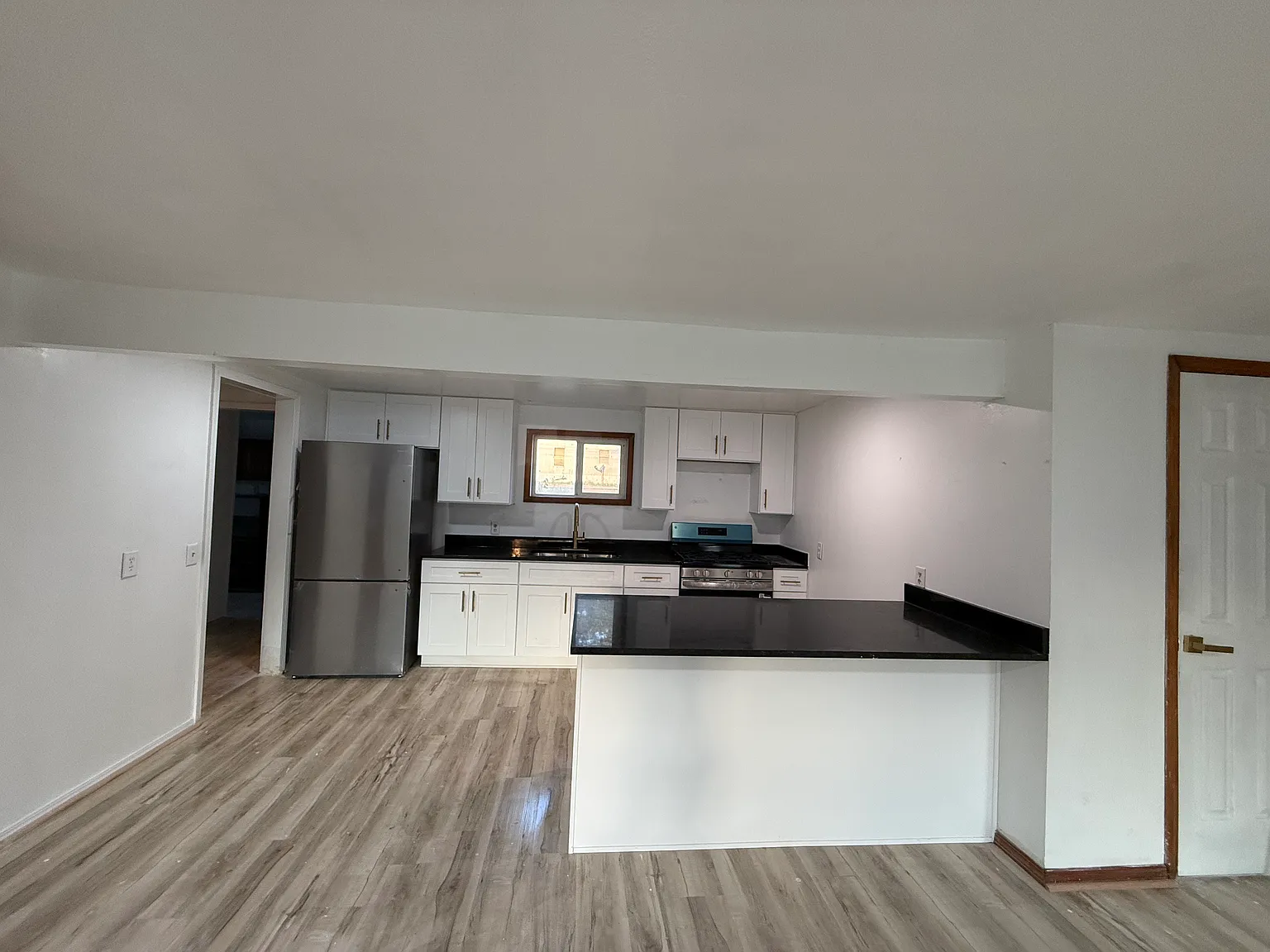 3 bed, 963 sqft, $1,595 — Photo 2