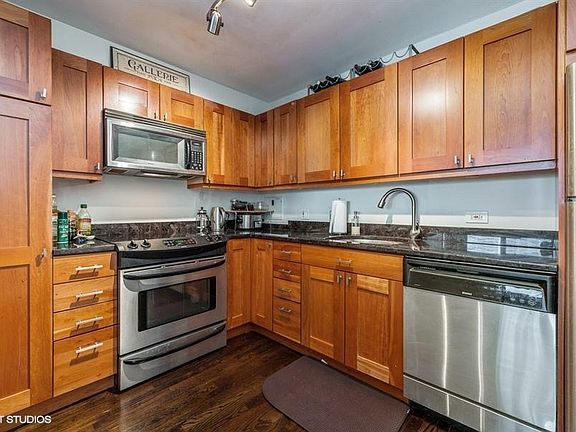 4th image of 555 W Cornelia Ave APT 1001