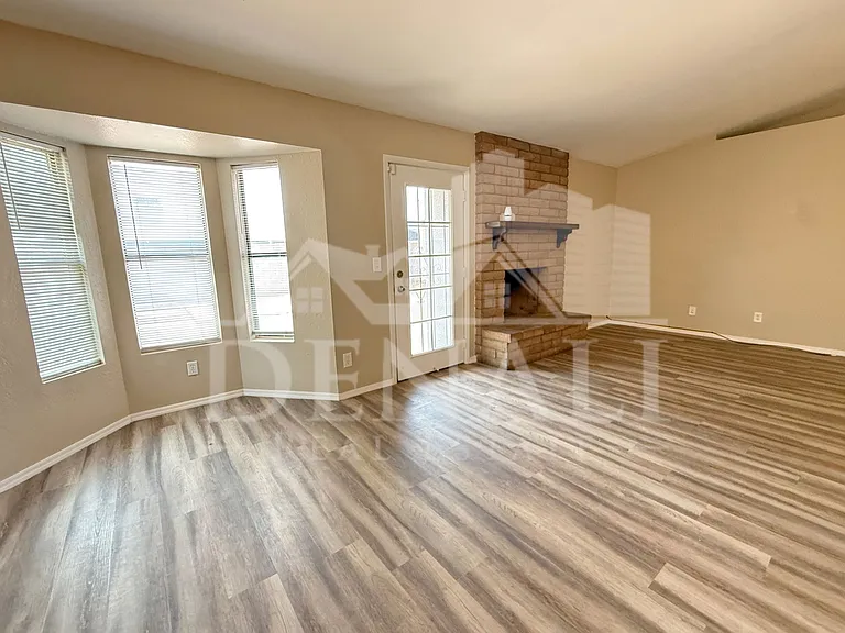 10921 W Sells Dr — Photo 8