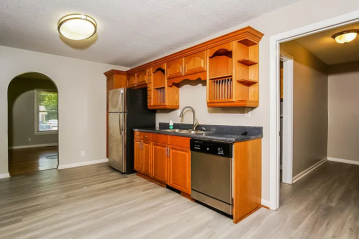 4 bed, 2.0 bath, 2200 sqft, $1,670 — Photo 4