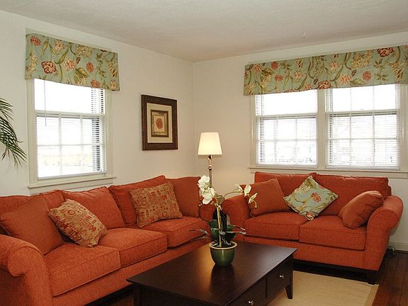 Sheridan Manor Apartments - Living Room