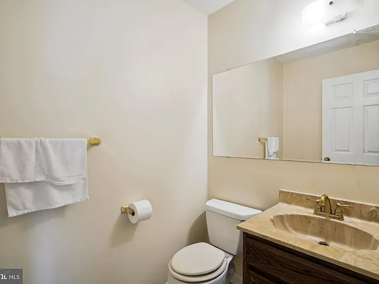 9708 Locust Hill Dr — Photo 22
