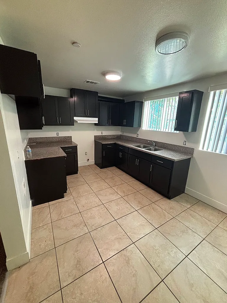 5 bed, 1854 sqft, $3,850 — Photo 3