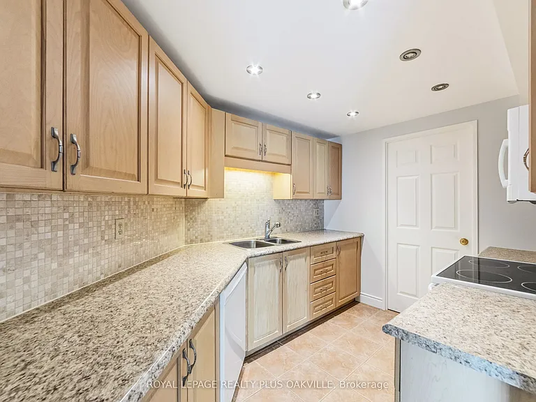 100 Bronte Rd #404 — Photo 17