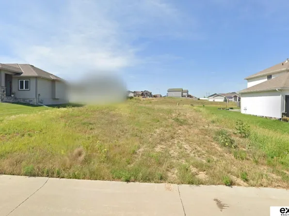 18306 Greenleaf St, Omaha, NE 68136