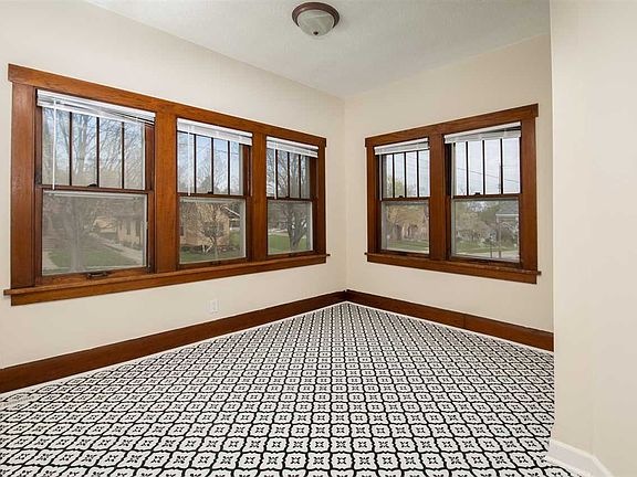 4th image of 419 Paris Ave