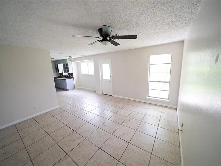 1610 La Joya St — Photo 2