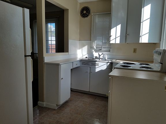 Open bright kitchen w/buypas