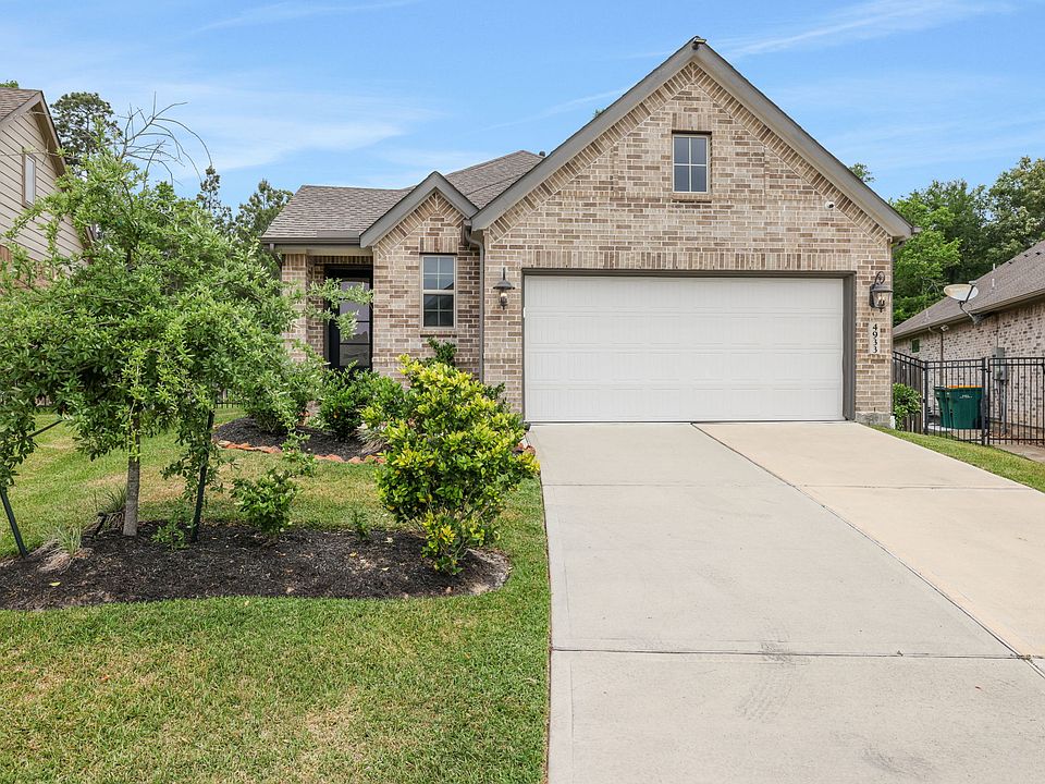 Welcome Home to this gorgeous One Story Home in Royal Brook of Kingwood with a Large Back yard and No Neighbors. Features a 2 car garage. 4 bedrooms 2.5 baths and Modern Open Concept living room.