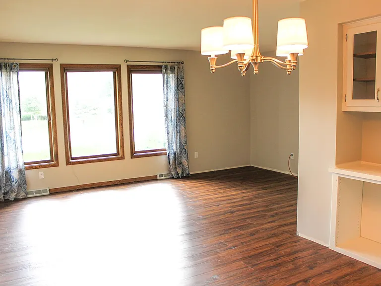 W225N2588 Alderwood Ln — Photo 9