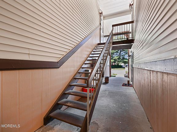 2nd image of 18-5 Augusta Ct