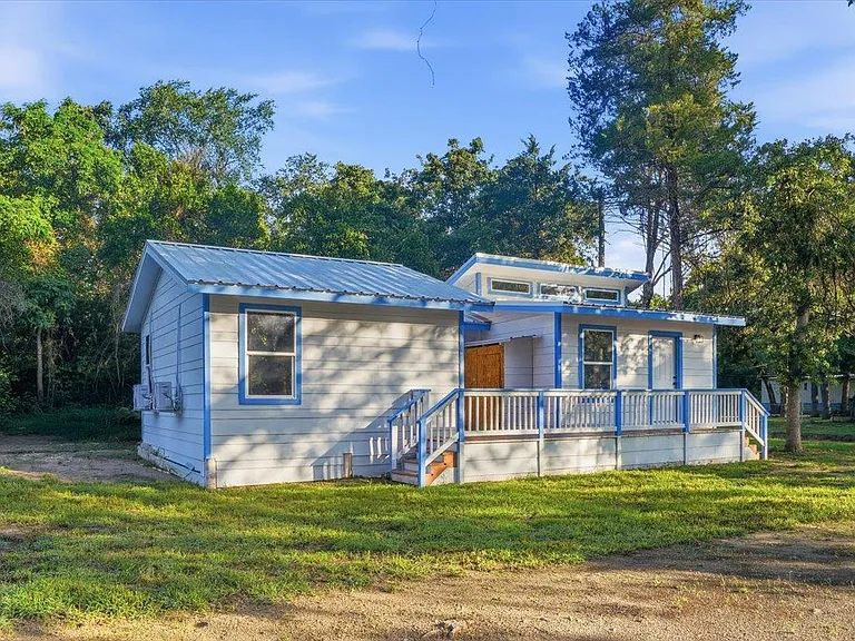 877 Yaupon Dr — Photo 1