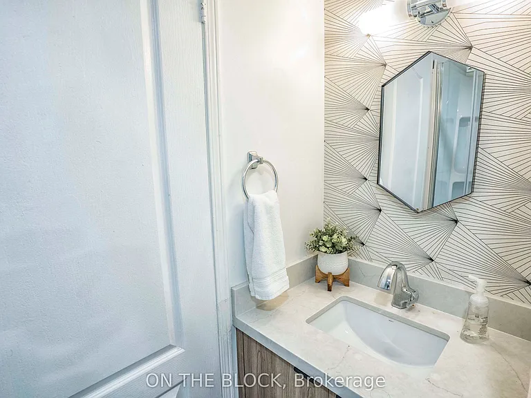 49 Leslie St #BASEMENT — Photo 8