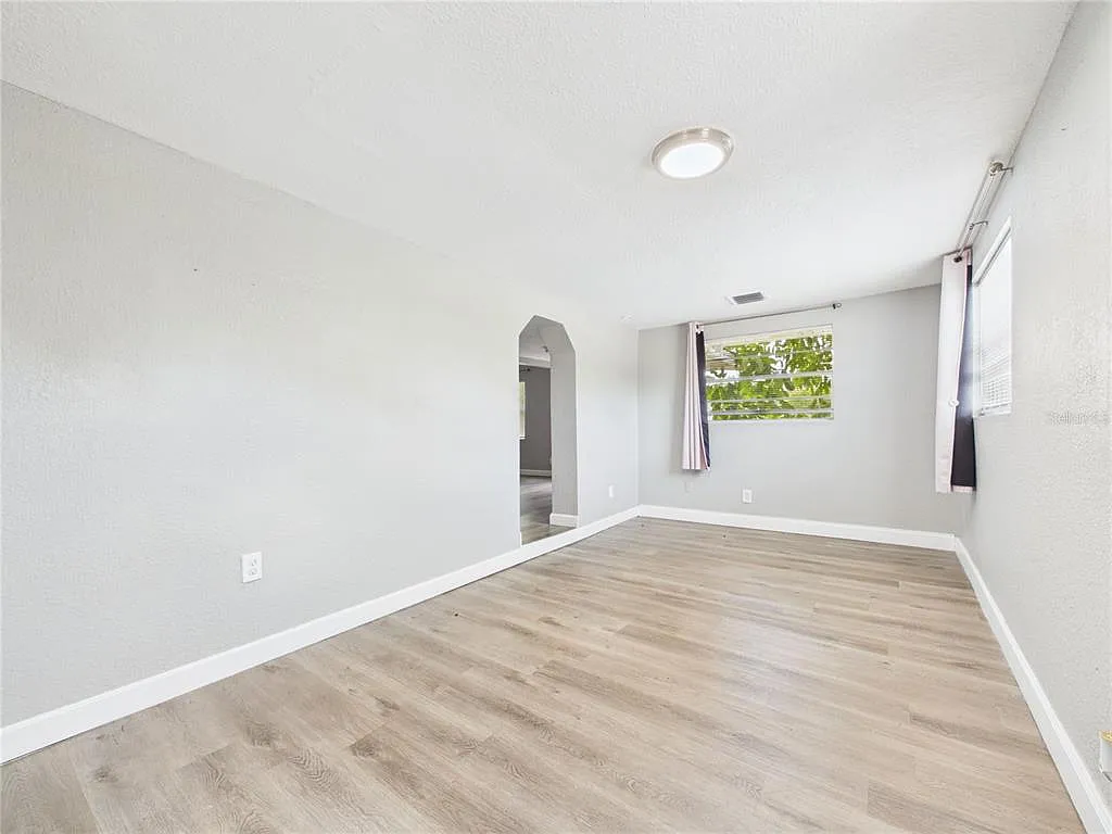 3 bed, 1.0 bath, 1290 sqft, $1,725 — Photo 3