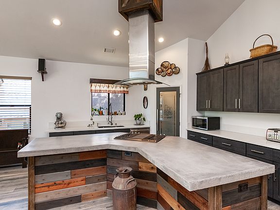 5th image of 604 Booth Way