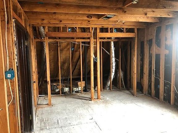 2nd image of 15 S Oakridge Ct