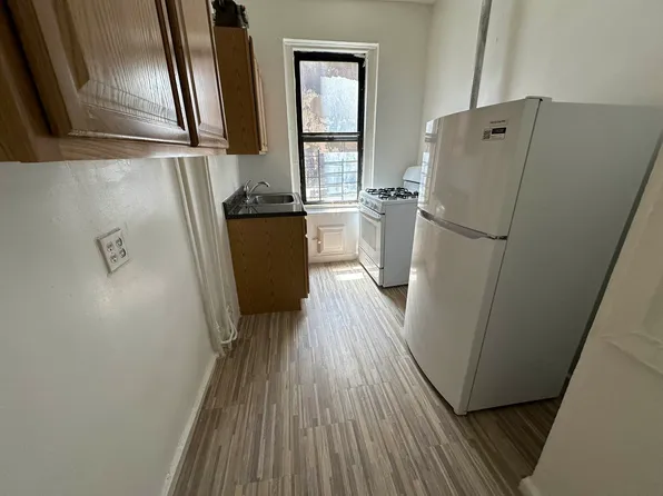 993 Summit Avenue image 1 of 5