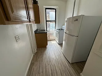 993 Summit Avenue, #3B