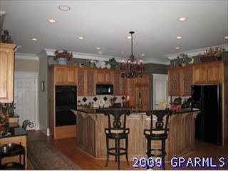 3rd image of 879 Lexington Dr