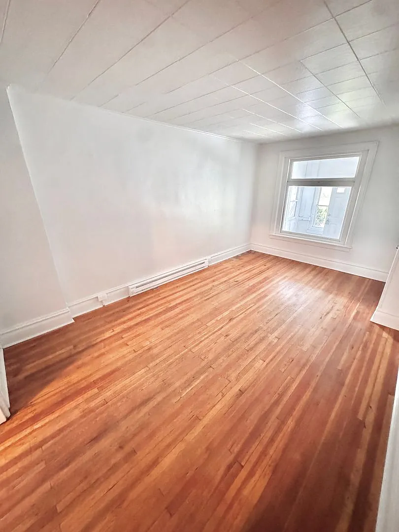 1049 W Tilghman St — Photo 3